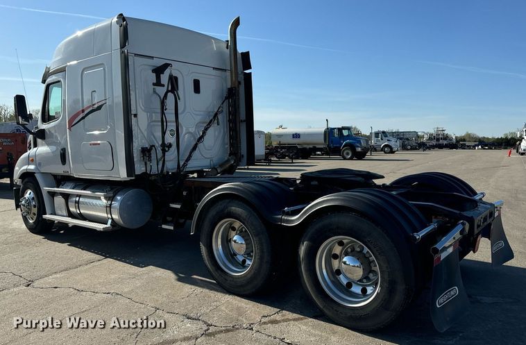 image for item DV1964 2016 Freightliner Cascadia semi truck