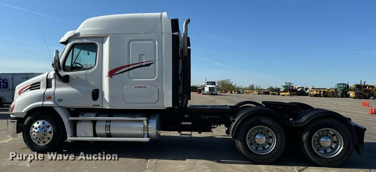 image for item DV1964 2016 Freightliner Cascadia semi truck