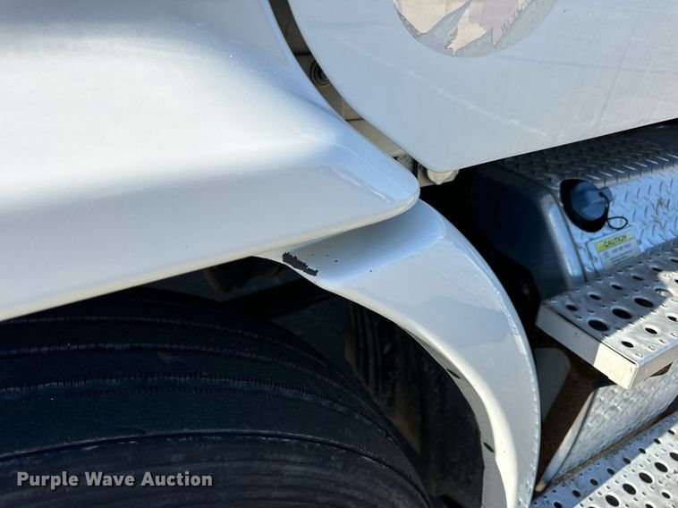 image for item DV1964 2016 Freightliner Cascadia semi truck