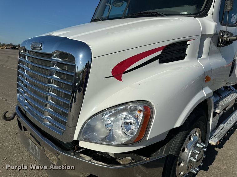 image for item DV1964 2016 Freightliner Cascadia semi truck