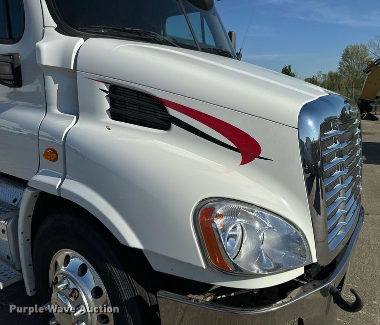 image for item DV1964 2016 Freightliner Cascadia semi truck