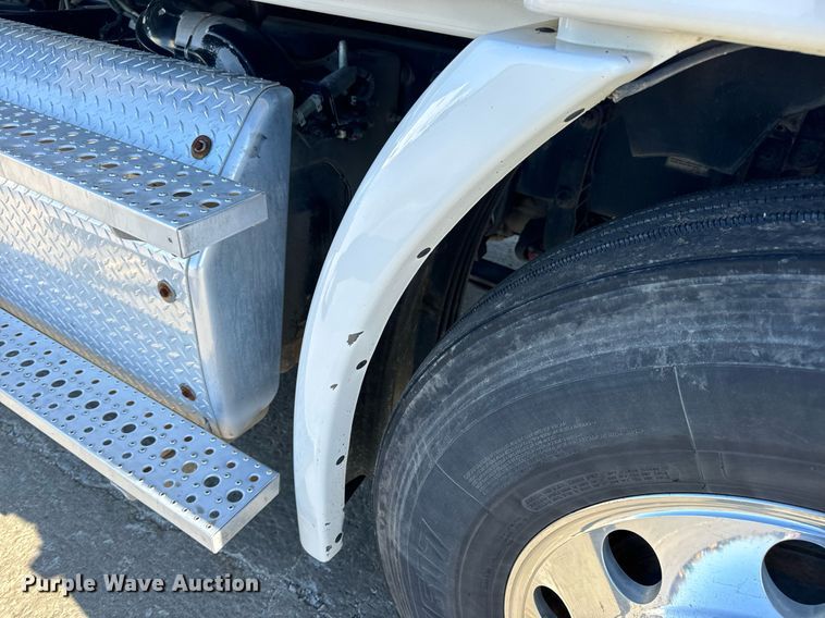 image for item DV1964 2016 Freightliner Cascadia semi truck