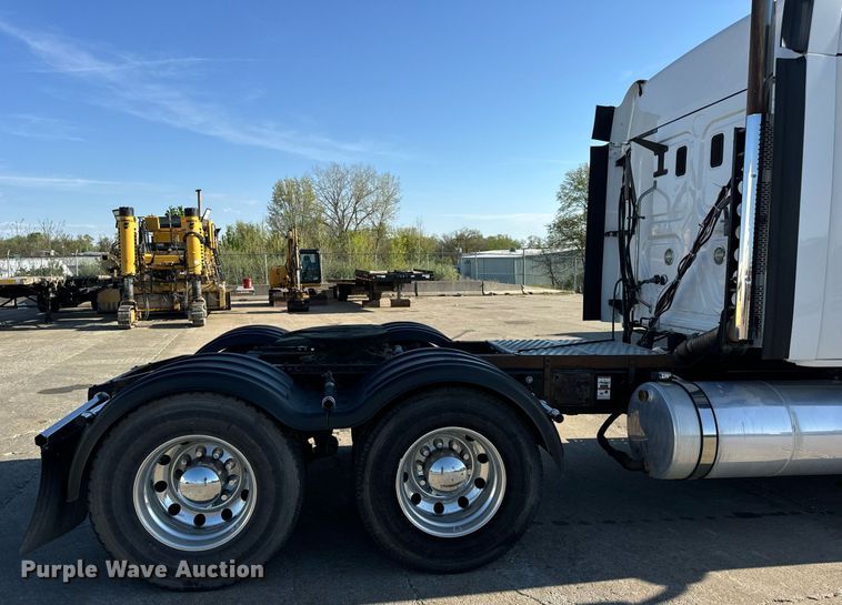 image for item DV1964 2016 Freightliner Cascadia semi truck