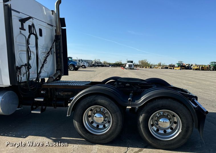 image for item DV1964 2016 Freightliner Cascadia semi truck