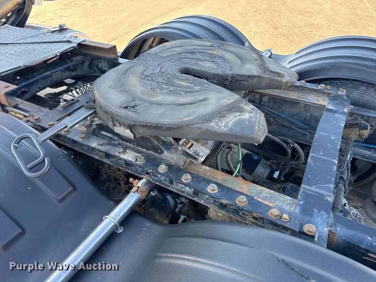 image for item DV1964 2016 Freightliner Cascadia semi truck