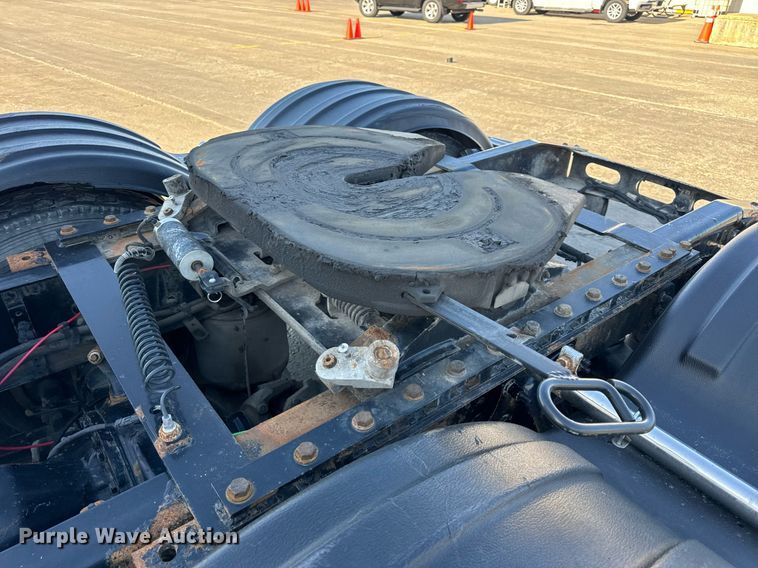 image for item DV1964 2016 Freightliner Cascadia semi truck