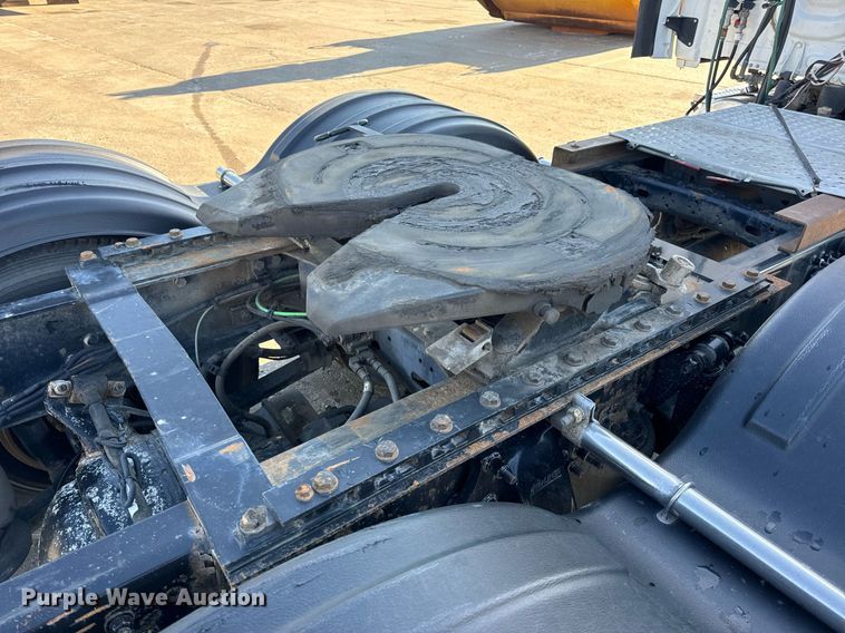 image for item DV1964 2016 Freightliner Cascadia semi truck