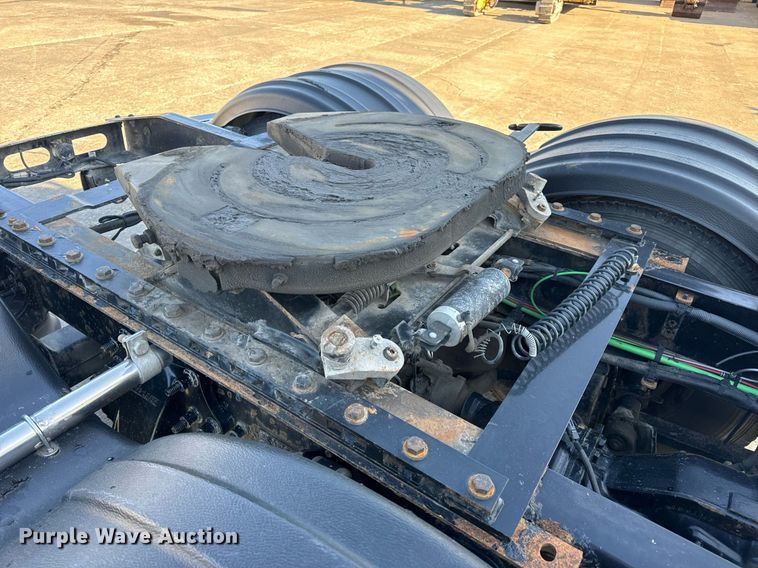 image for item DV1964 2016 Freightliner Cascadia semi truck