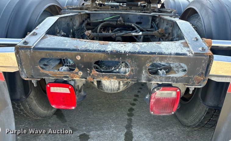 image for item DV1964 2016 Freightliner Cascadia semi truck