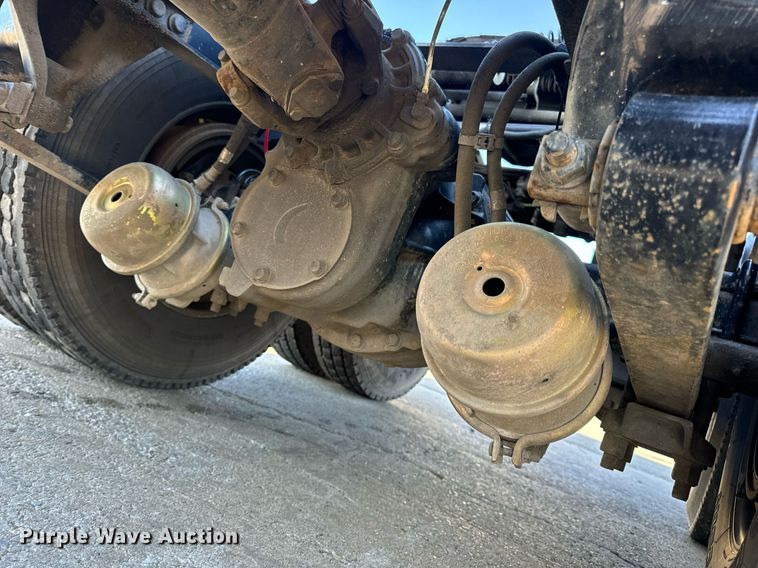 image for item DV1964 2016 Freightliner Cascadia semi truck