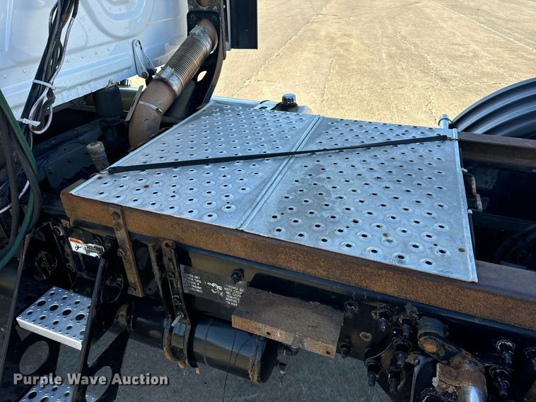 image for item DV1964 2016 Freightliner Cascadia semi truck