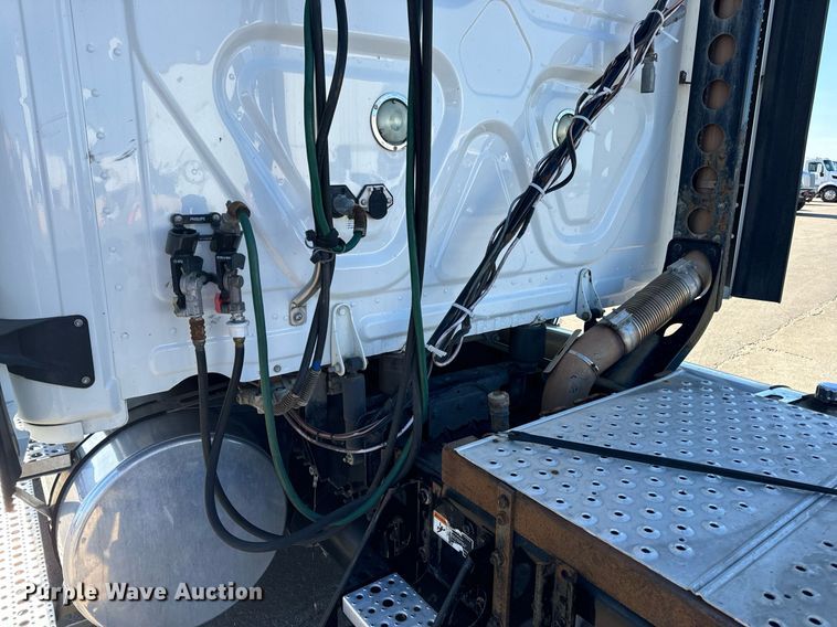 image for item DV1964 2016 Freightliner Cascadia semi truck