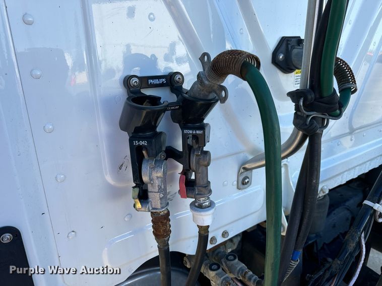 image for item DV1964 2016 Freightliner Cascadia semi truck