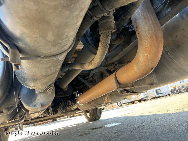 image for item DV1964 2016 Freightliner Cascadia semi truck