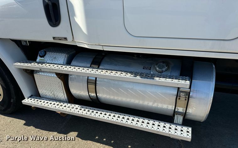 image for item DV1964 2016 Freightliner Cascadia semi truck