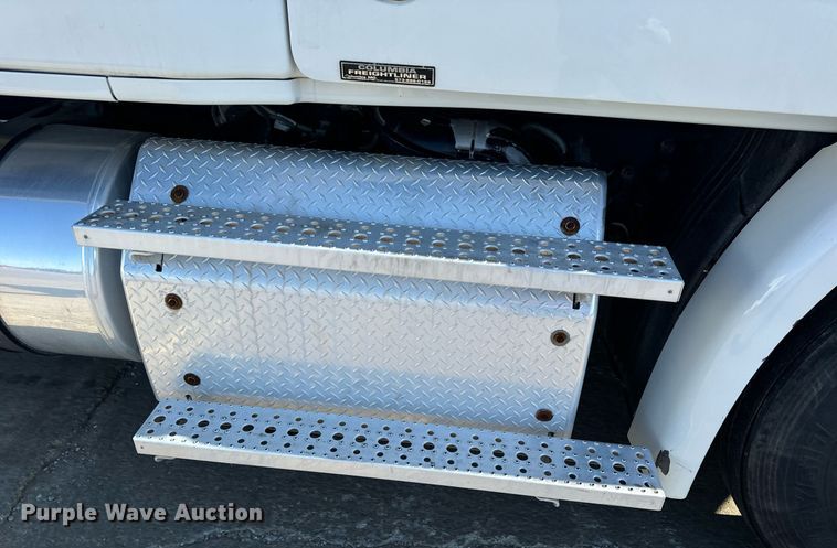 image for item DV1964 2016 Freightliner Cascadia semi truck