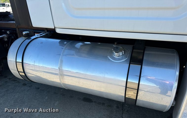 image for item DV1964 2016 Freightliner Cascadia semi truck