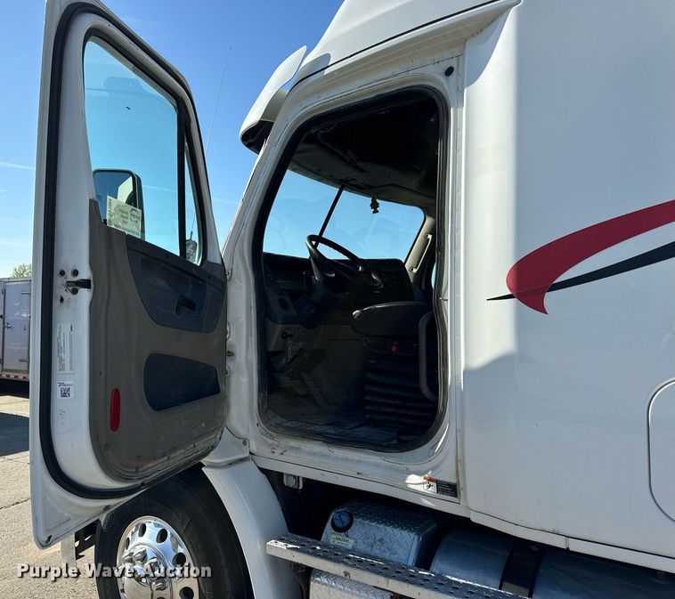 image for item DV1964 2016 Freightliner Cascadia semi truck