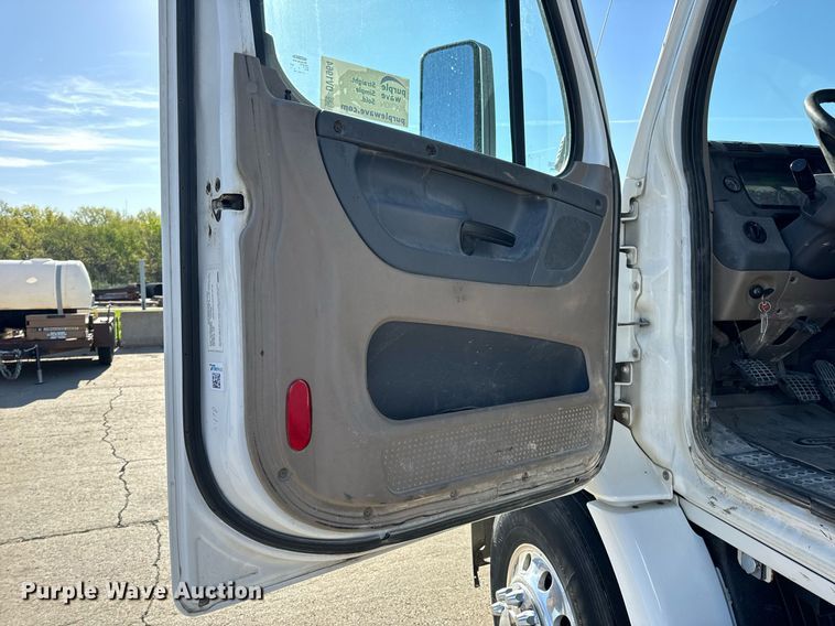 image for item DV1964 2016 Freightliner Cascadia semi truck