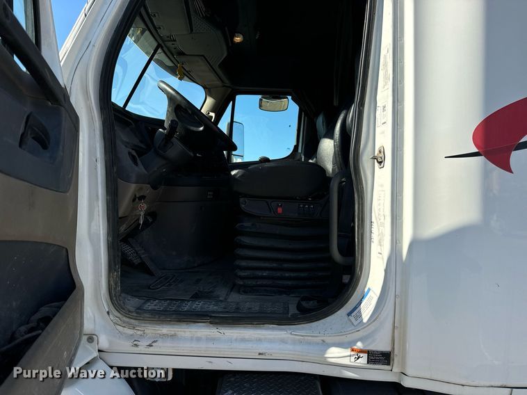 image for item DV1964 2016 Freightliner Cascadia semi truck