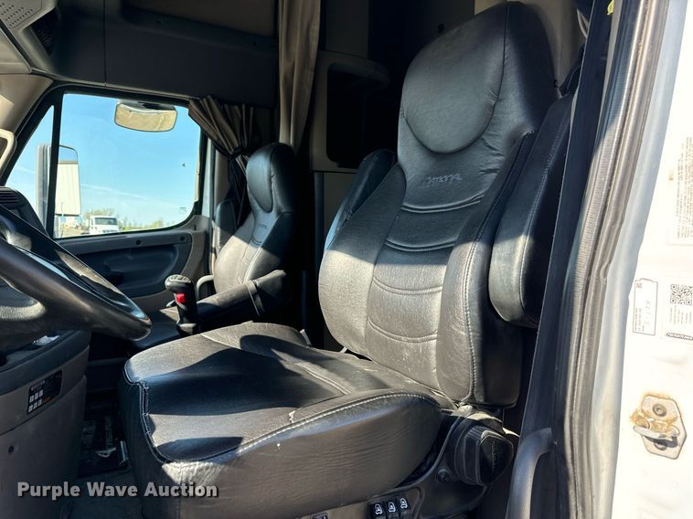 image for item DV1964 2016 Freightliner Cascadia semi truck