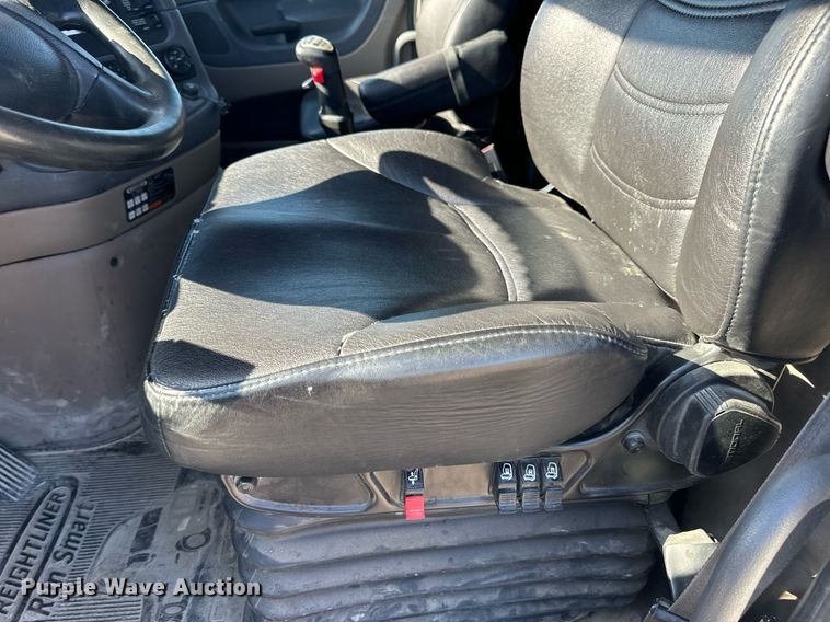 image for item DV1964 2016 Freightliner Cascadia semi truck