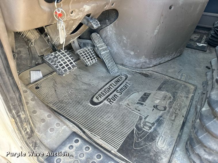 image for item DV1964 2016 Freightliner Cascadia semi truck