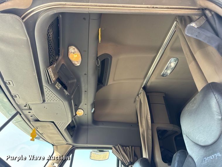 image for item DV1964 2016 Freightliner Cascadia semi truck