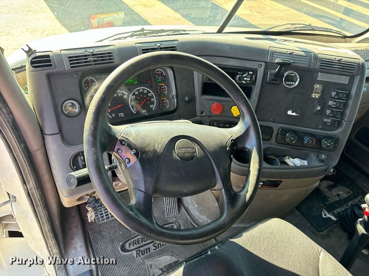 image for item DV1964 2016 Freightliner Cascadia semi truck