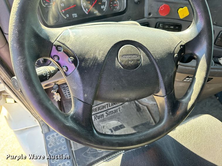 image for item DV1964 2016 Freightliner Cascadia semi truck