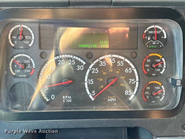 image for item DV1964 2016 Freightliner Cascadia semi truck