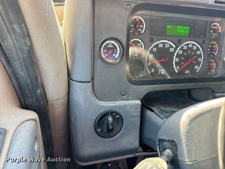 image for item DV1964 2016 Freightliner Cascadia semi truck