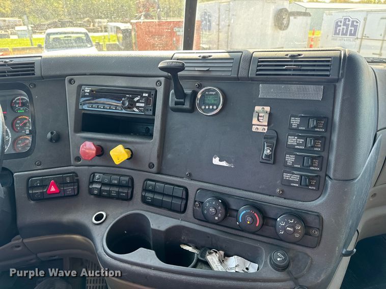 image for item DV1964 2016 Freightliner Cascadia semi truck