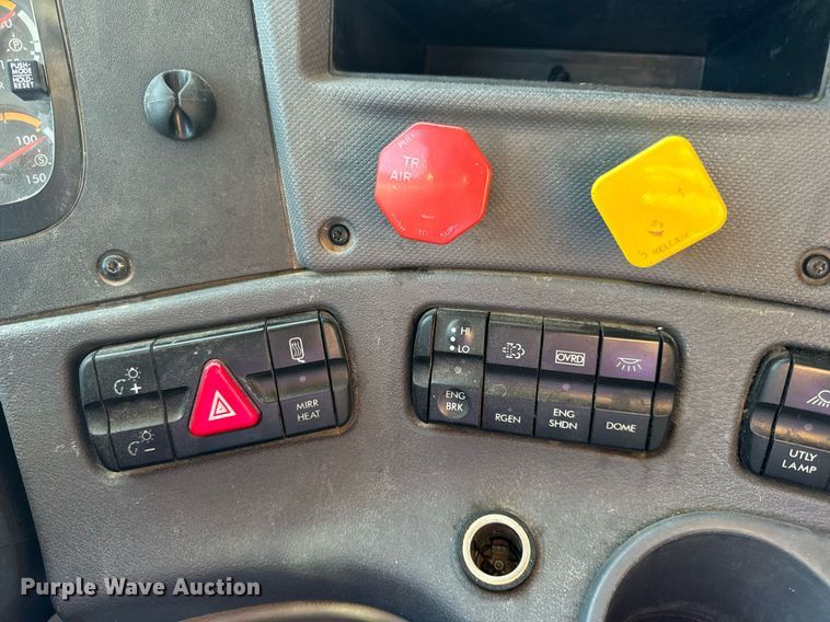 image for item DV1964 2016 Freightliner Cascadia semi truck