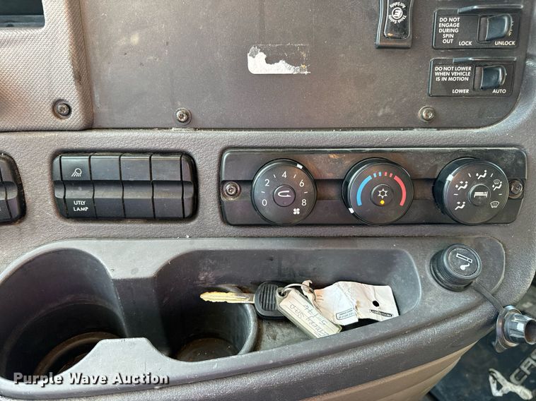 image for item DV1964 2016 Freightliner Cascadia semi truck