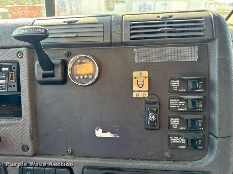 image for item DV1964 2016 Freightliner Cascadia semi truck