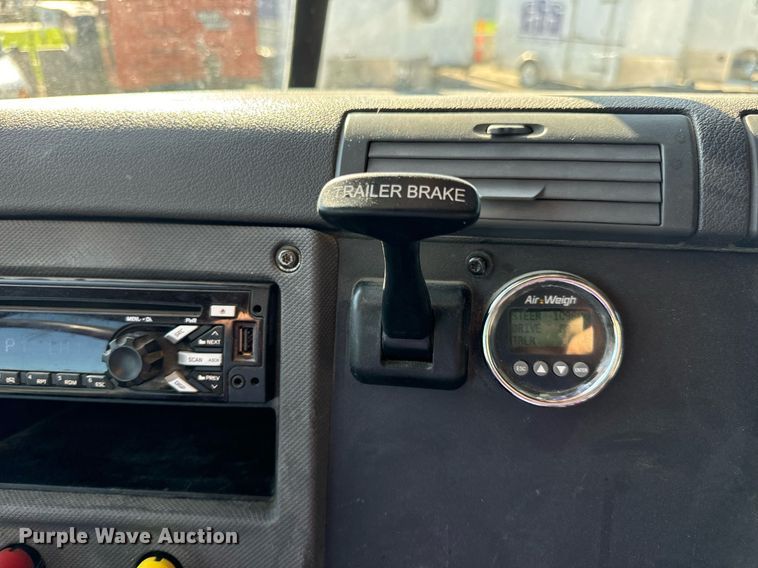 image for item DV1964 2016 Freightliner Cascadia semi truck