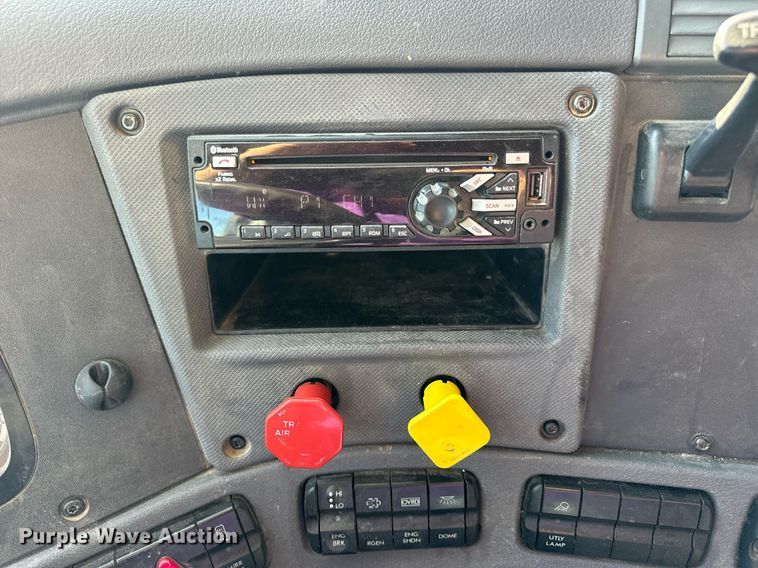 image for item DV1964 2016 Freightliner Cascadia semi truck