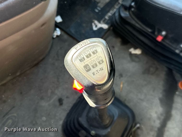 image for item DV1964 2016 Freightliner Cascadia semi truck