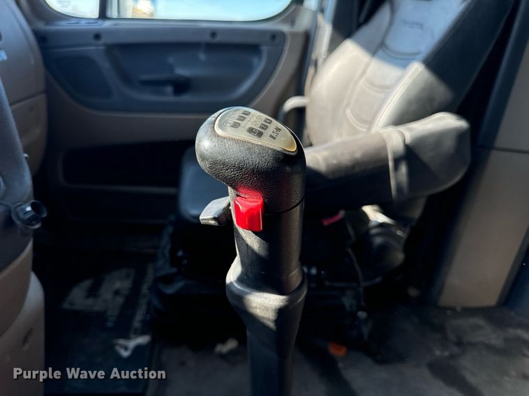 image for item DV1964 2016 Freightliner Cascadia semi truck