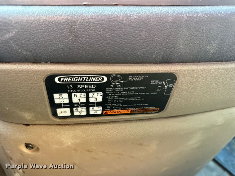 image for item DV1964 2016 Freightliner Cascadia semi truck