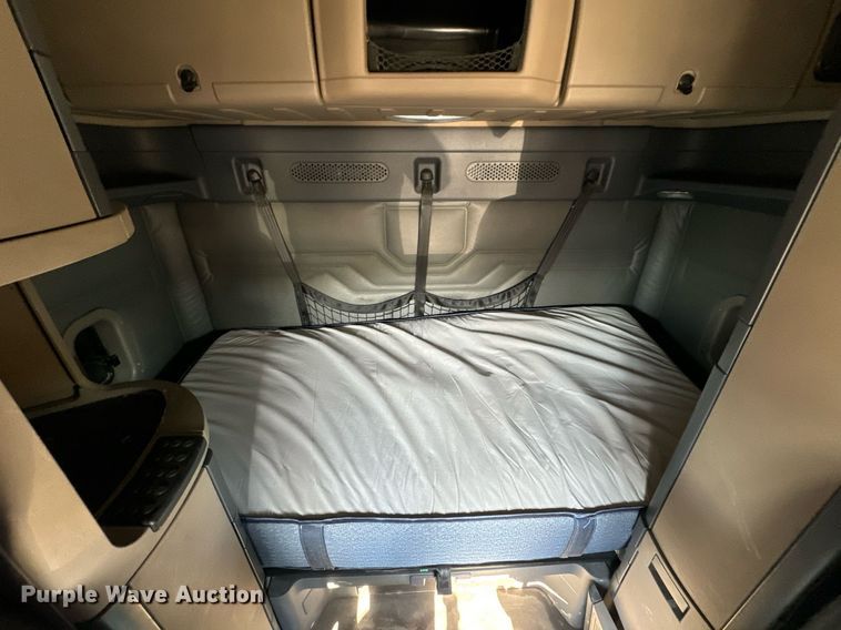 image for item DV1964 2016 Freightliner Cascadia semi truck