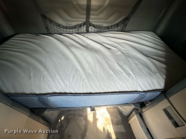 image for item DV1964 2016 Freightliner Cascadia semi truck