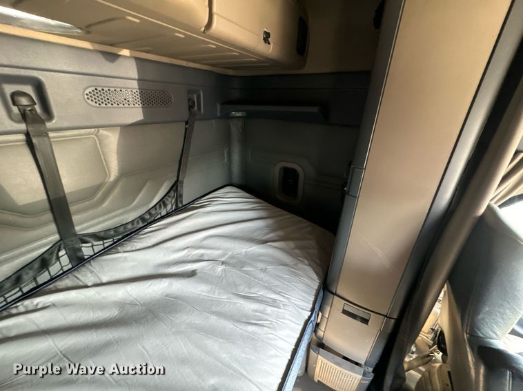 image for item DV1964 2016 Freightliner Cascadia semi truck