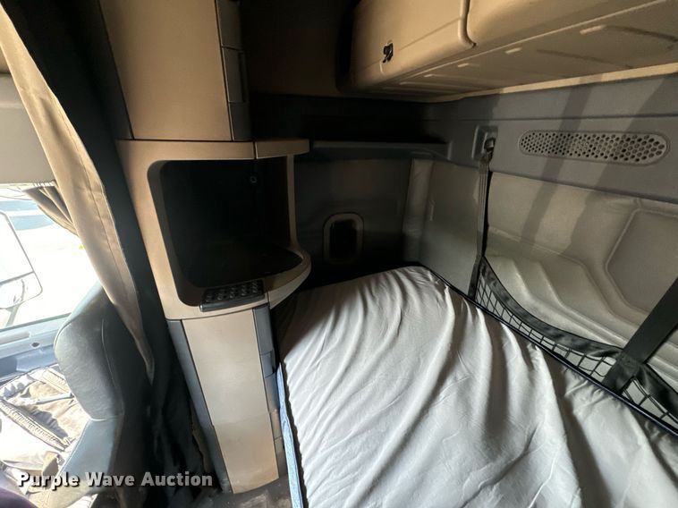 image for item DV1964 2016 Freightliner Cascadia semi truck