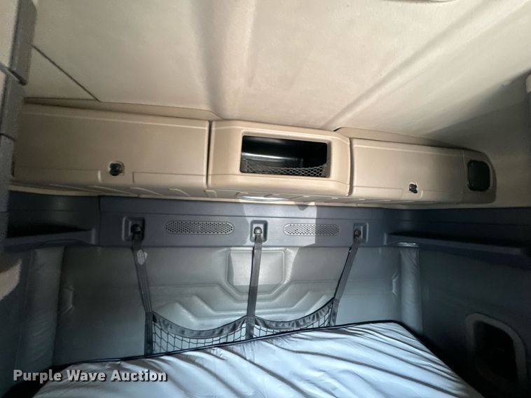 image for item DV1964 2016 Freightliner Cascadia semi truck