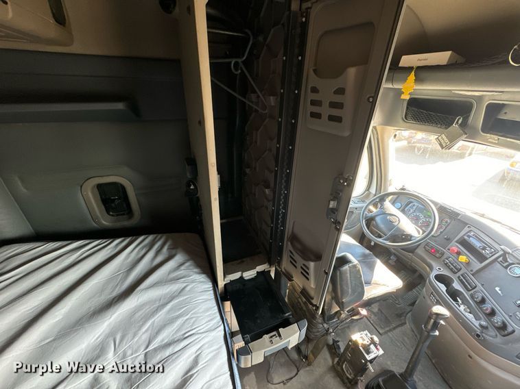 image for item DV1964 2016 Freightliner Cascadia semi truck