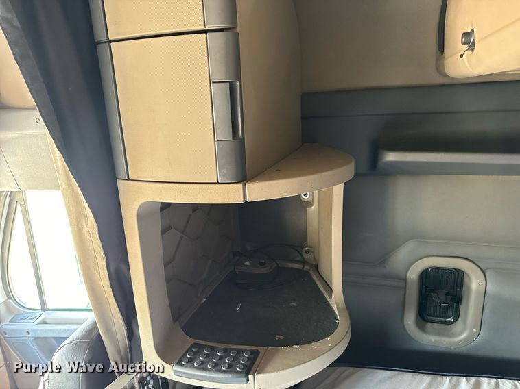 image for item DV1964 2016 Freightliner Cascadia semi truck