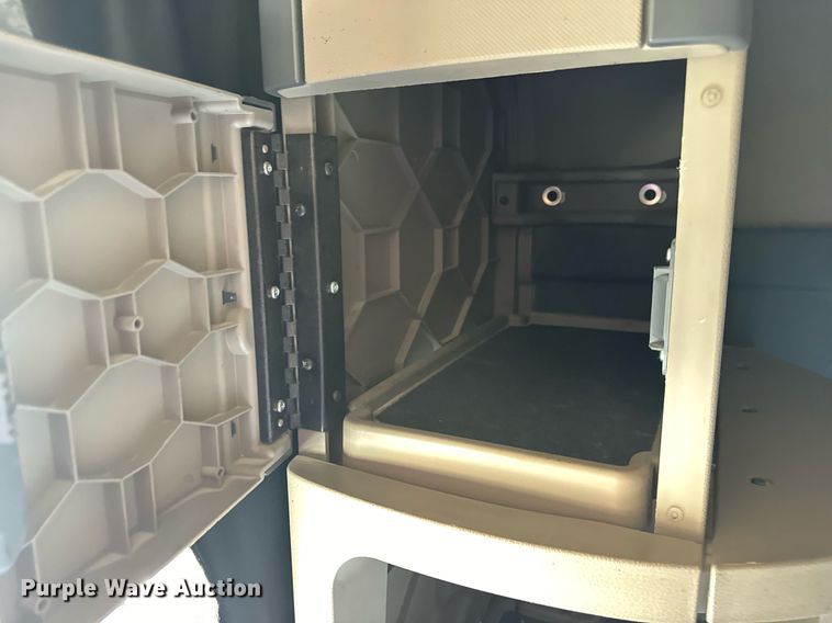 image for item DV1964 2016 Freightliner Cascadia semi truck