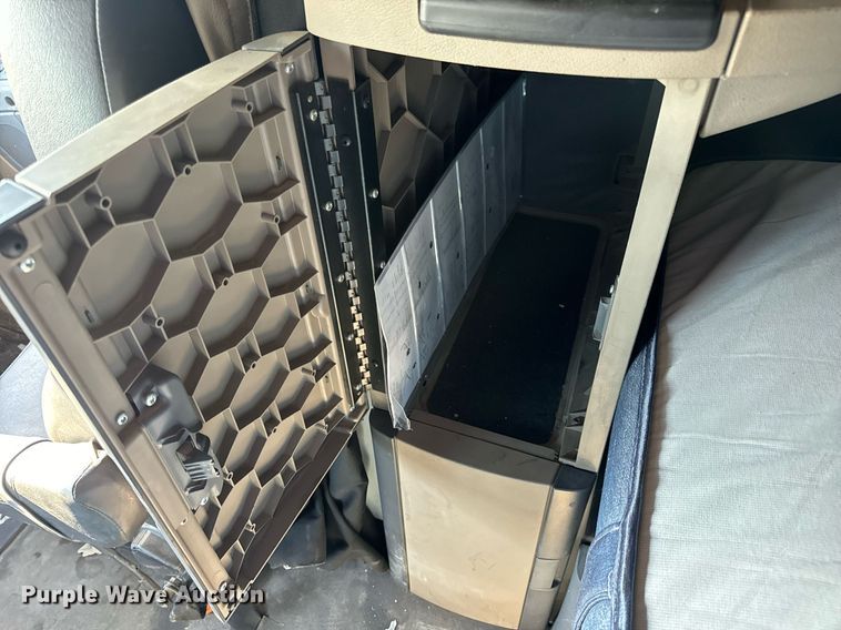 image for item DV1964 2016 Freightliner Cascadia semi truck